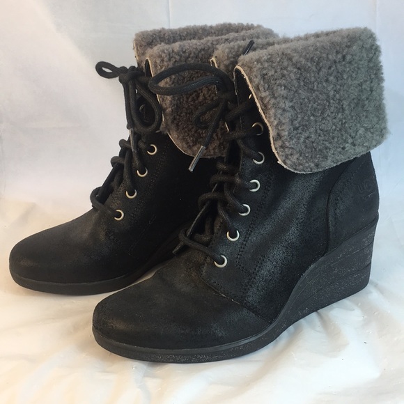 Ugg Zea Booties wedge lace up size 7 fur collar - Picture 2 of 8